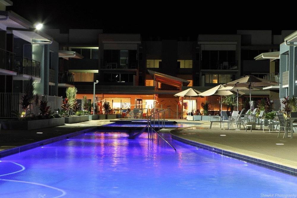 Ramada By Wyndham Hervey Bay Exterior foto The pool at the hotel