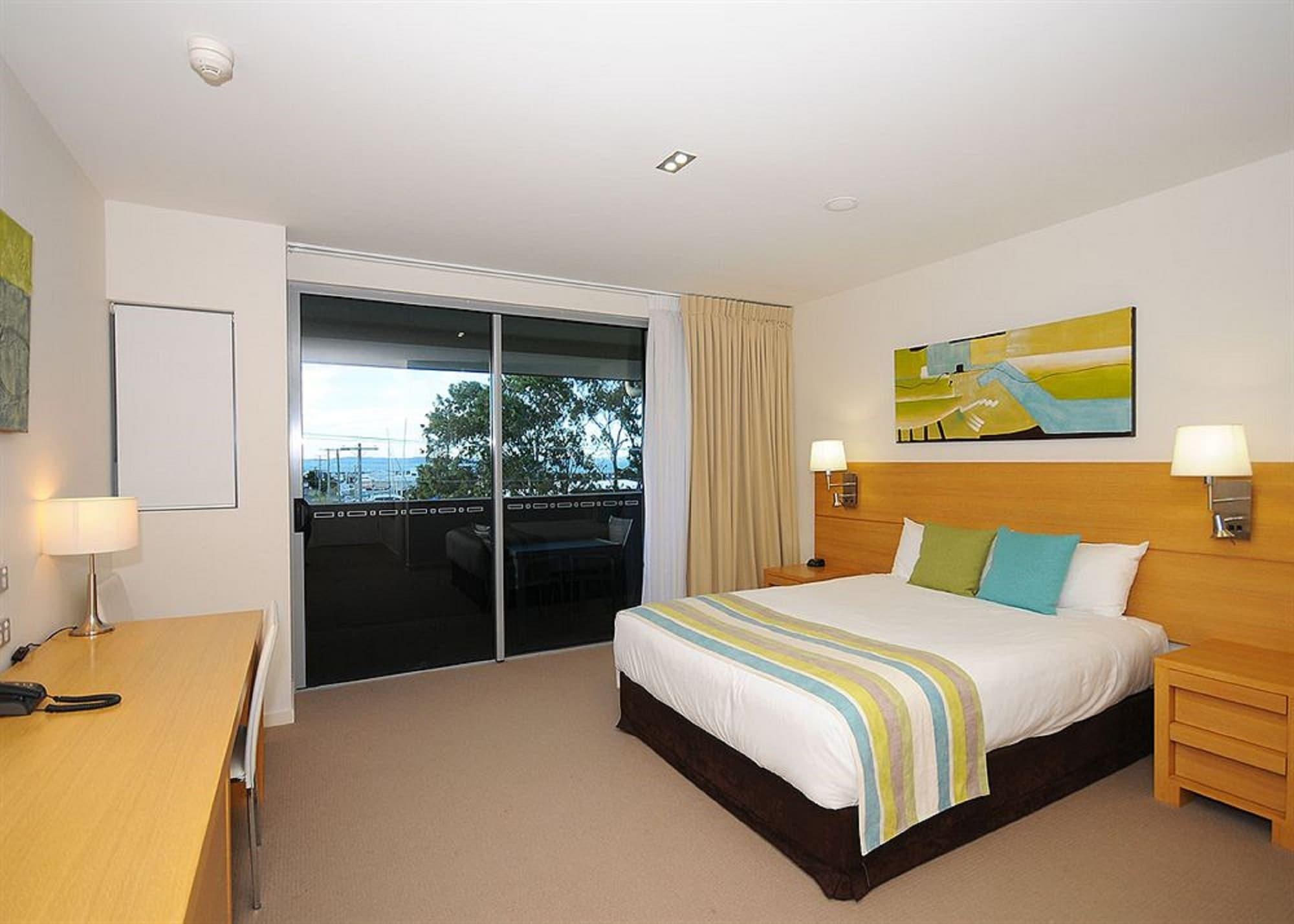 Ramada By Wyndham Hervey Bay Exterior foto A bedroom at the Mantra on Lake