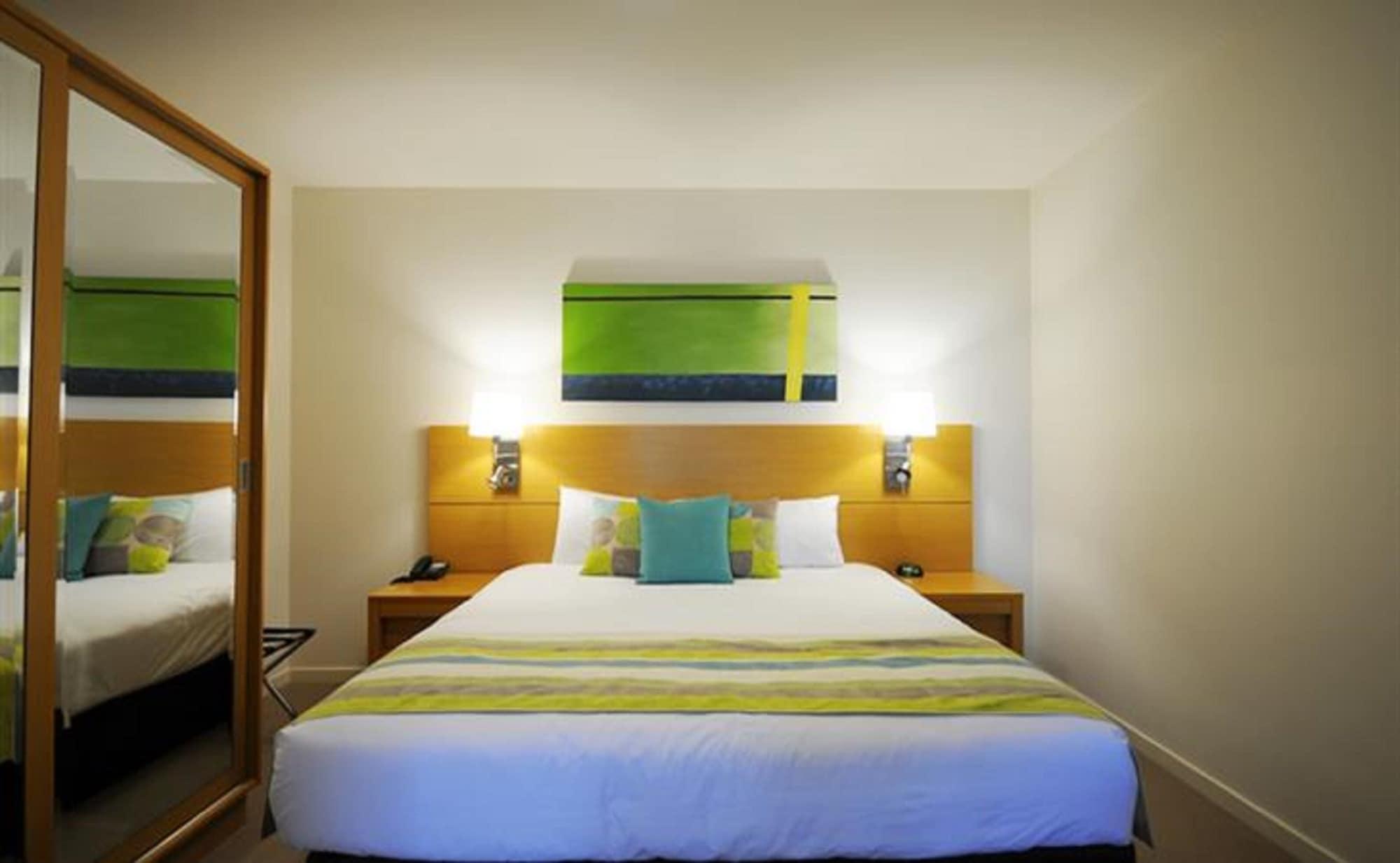 Ramada By Wyndham Hervey Bay Exterior foto A bedroom at the hotel