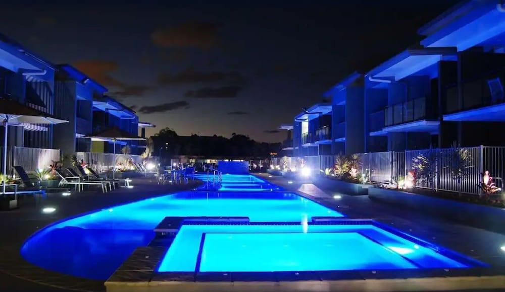 Ramada By Wyndham Hervey Bay Exterior foto The pool at night