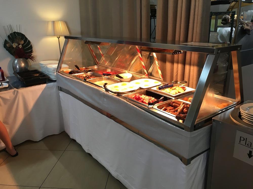 Ramada By Wyndham Hervey Bay Exterior foto A chafing dish buffet