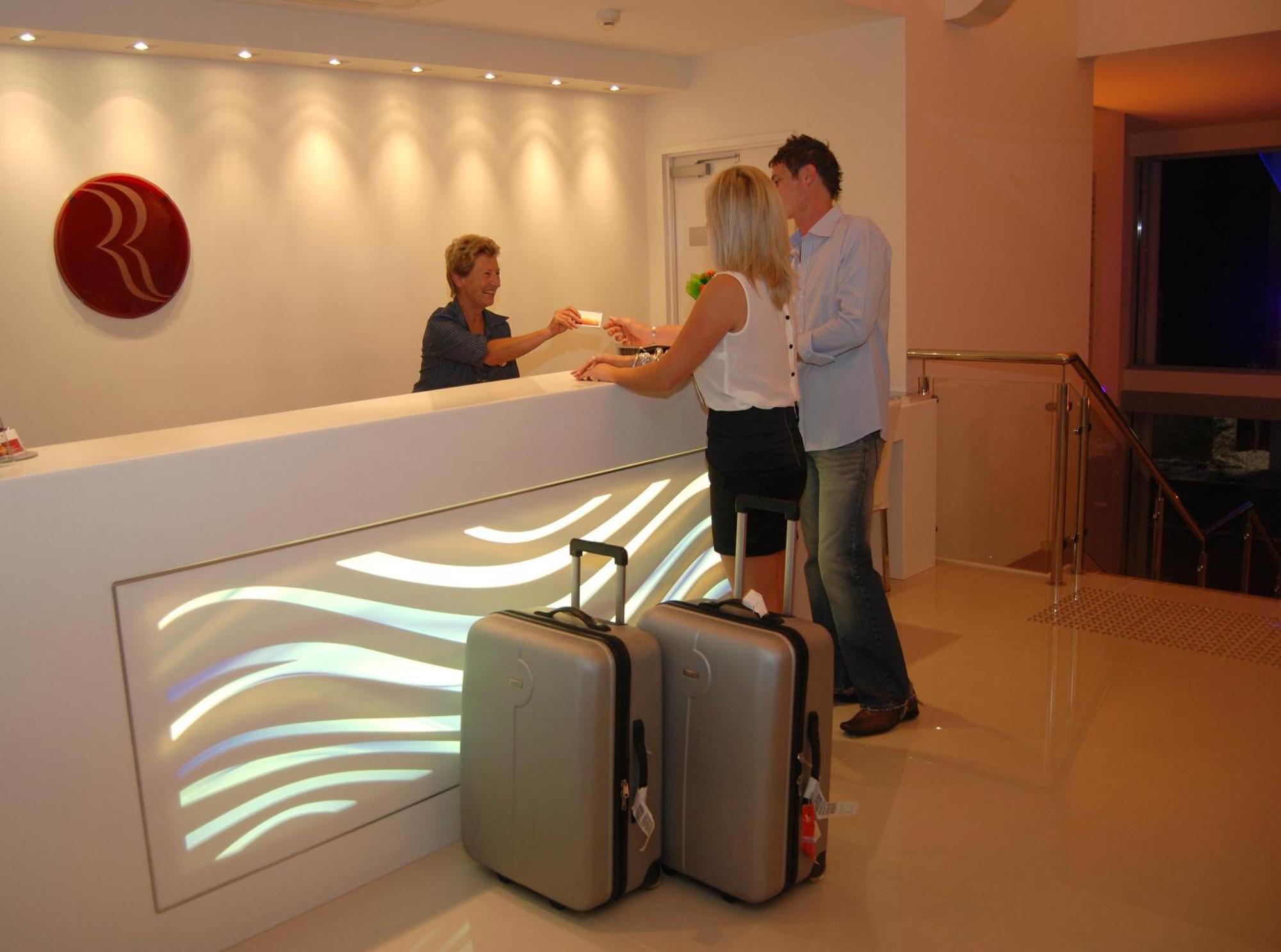 Ramada By Wyndham Hervey Bay Interior foto A hotel receptionist
