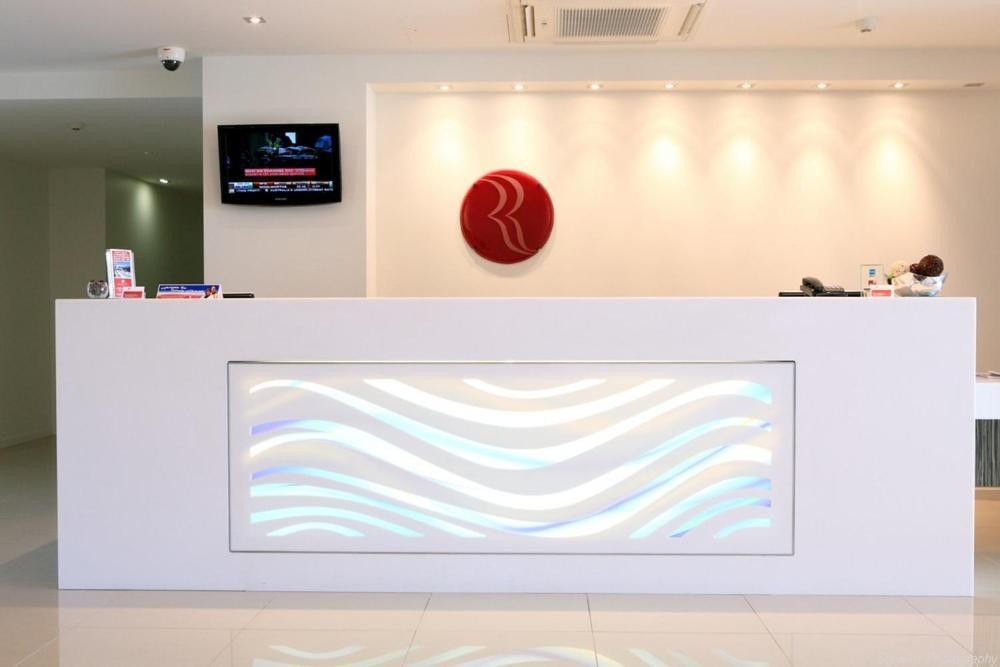 Ramada By Wyndham Hervey Bay Interior foto Reception desk at the hotel