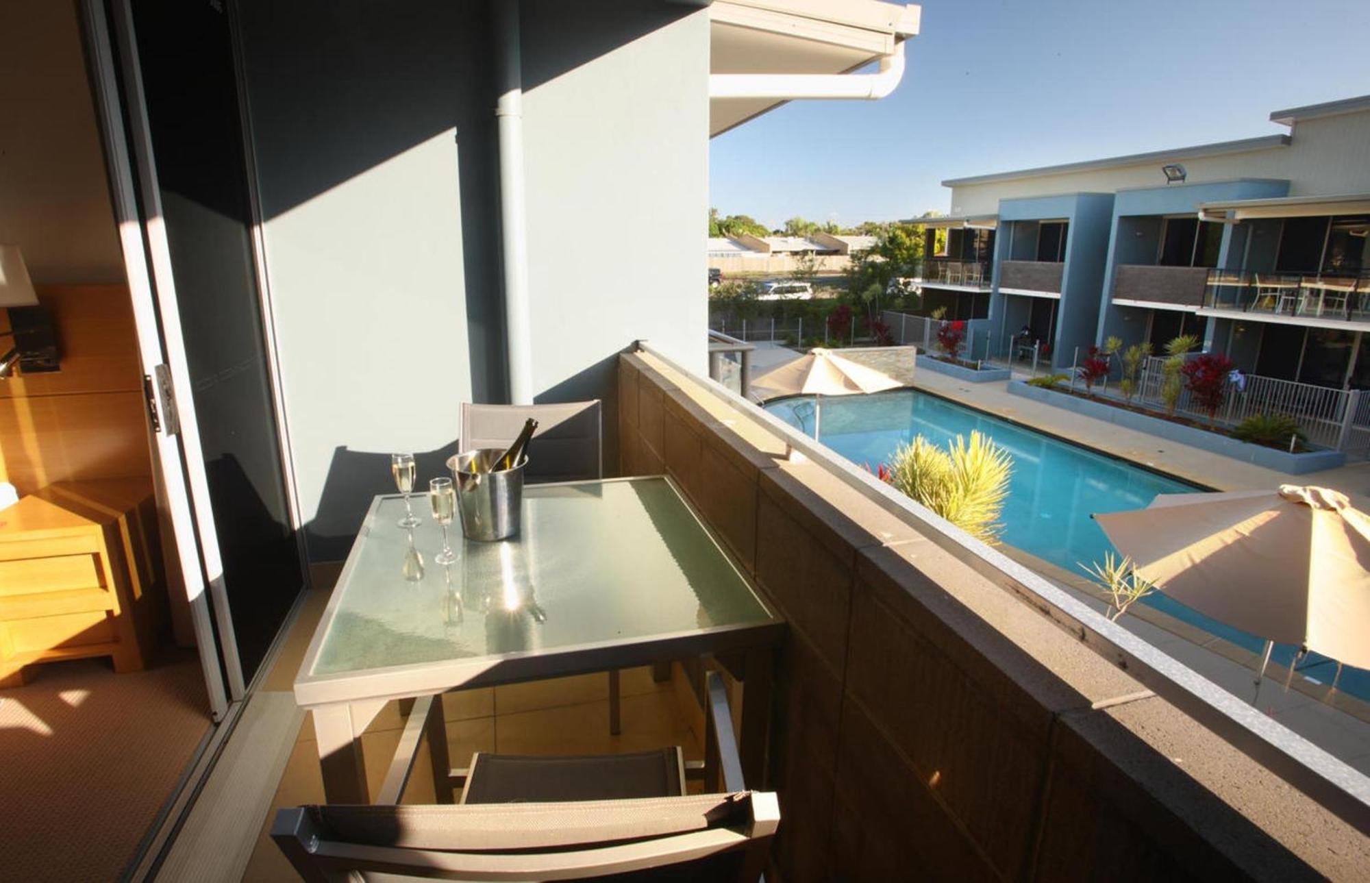 Ramada By Wyndham Hervey Bay Exterior foto A balcony