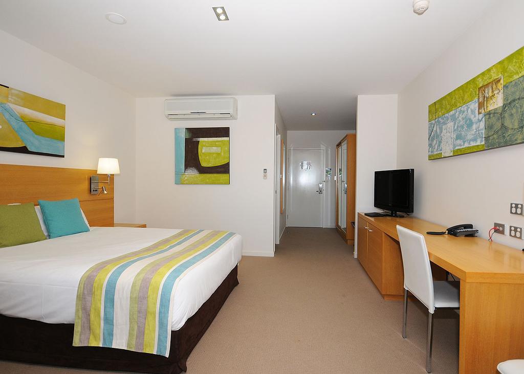Ramada By Wyndham Hervey Bay Exterior foto A typical hotel room