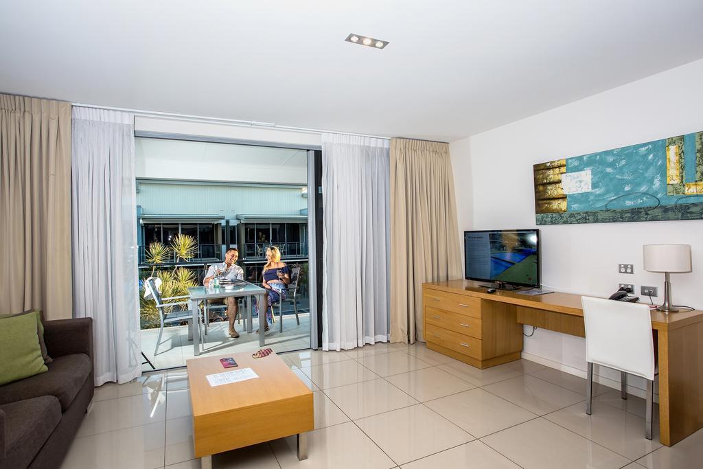Ramada By Wyndham Hervey Bay Exterior foto A living room in a hotel