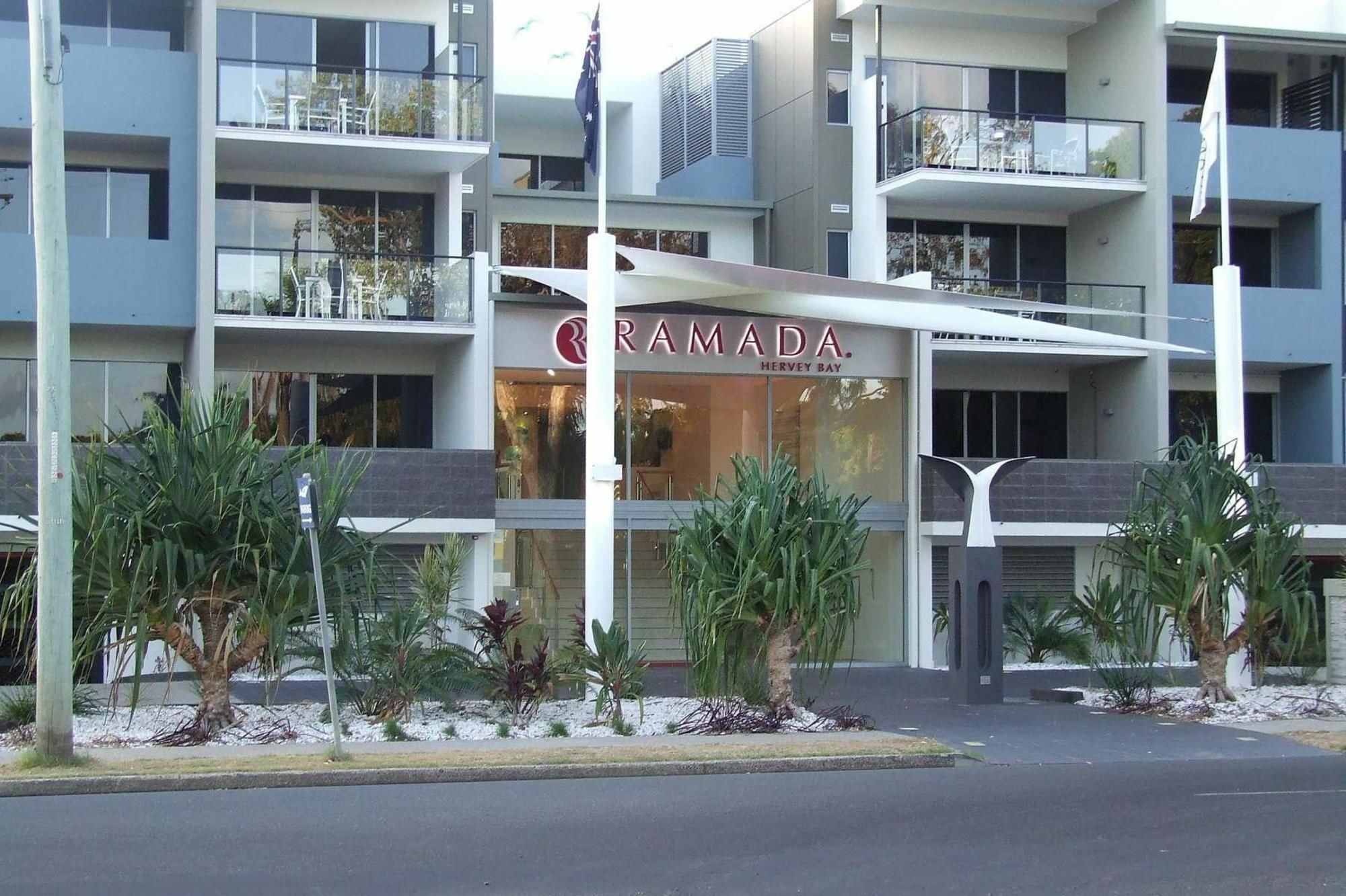 Ramada By Wyndham Hervey Bay Exterior foto The hotel's entrance