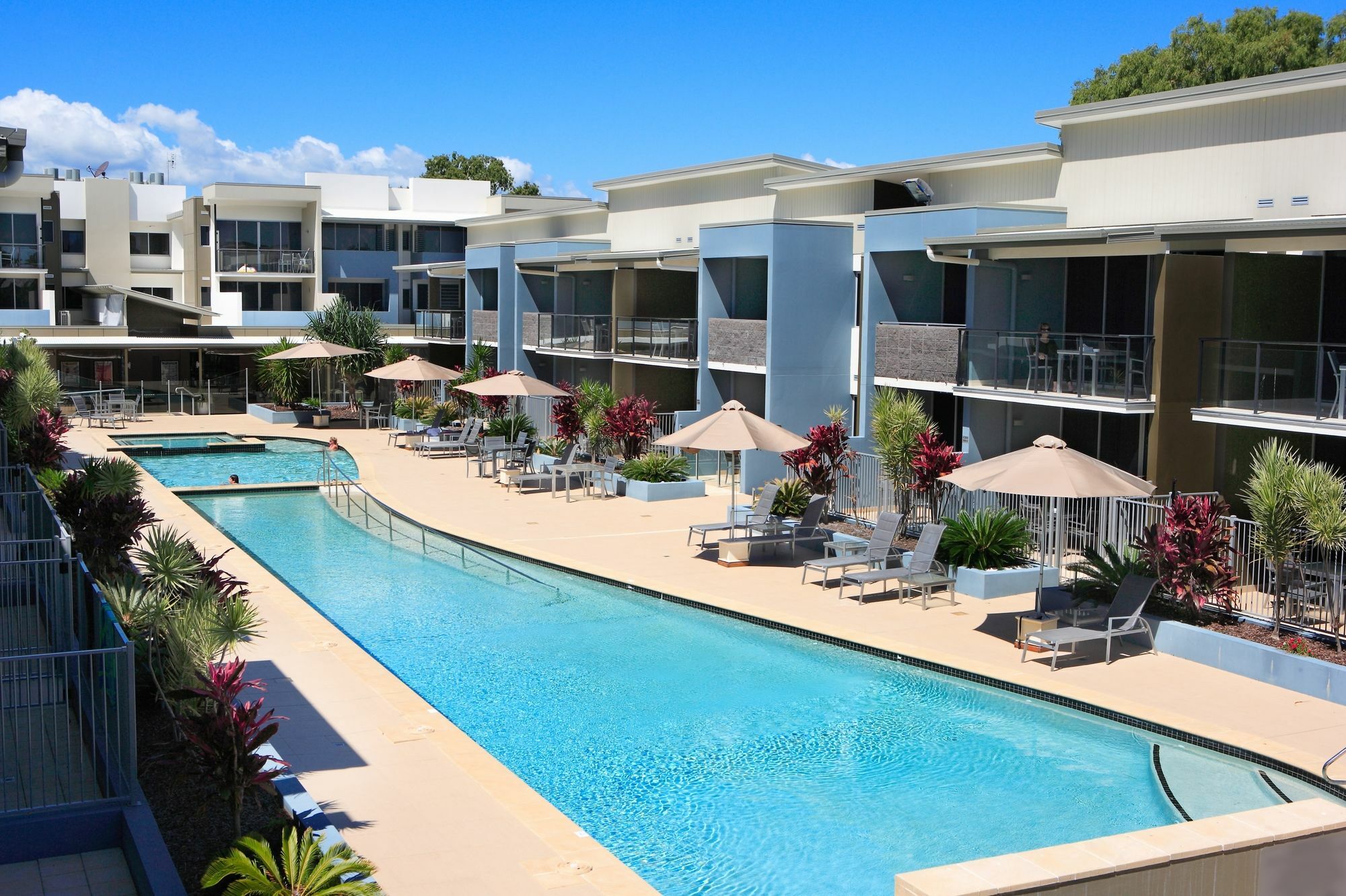 Ramada By Wyndham Hervey Bay Exterior foto The pool at the Mantra on Saltwater Island