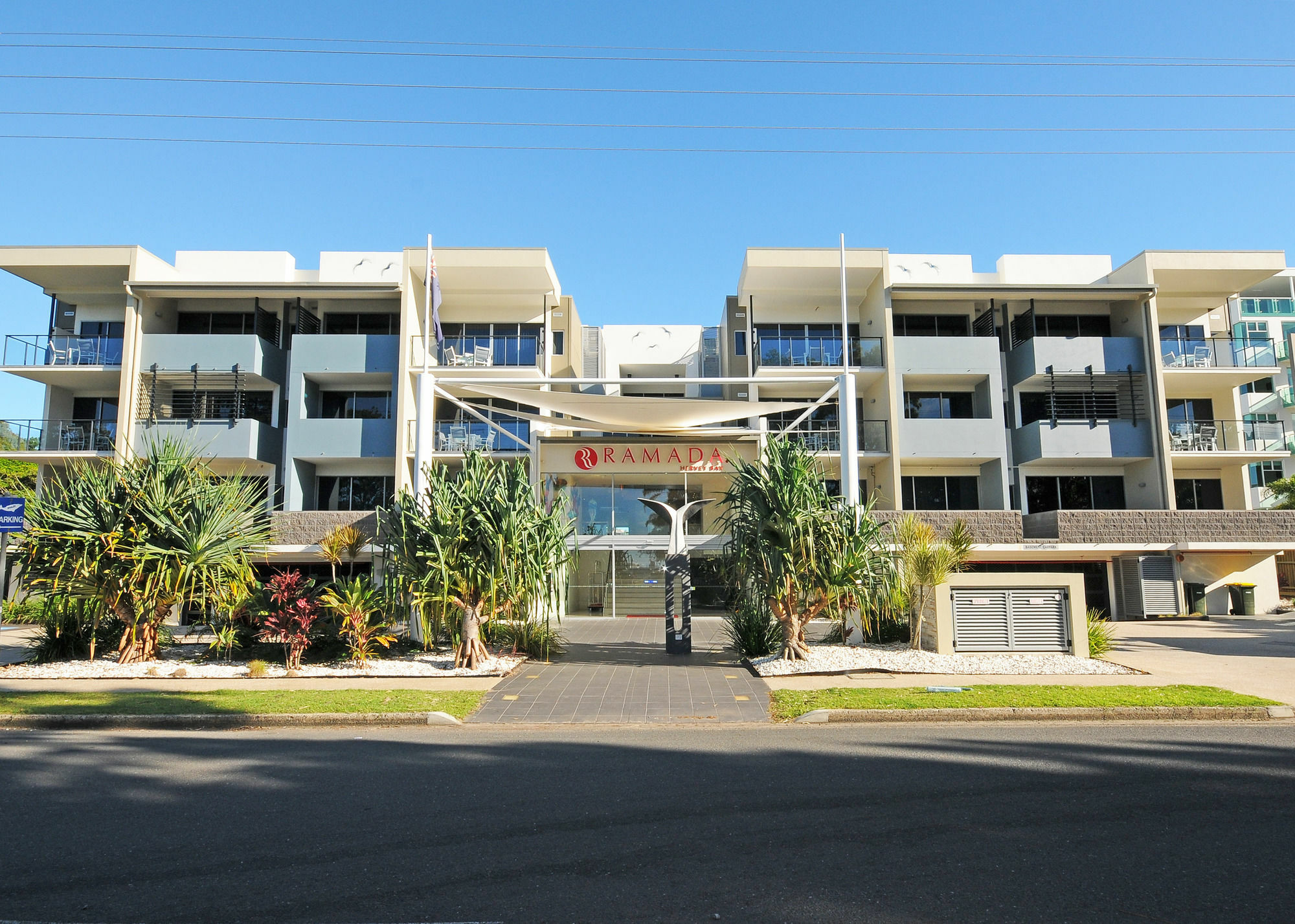 Ramada By Wyndham Hervey Bay Exterior foto The entrance to the complex