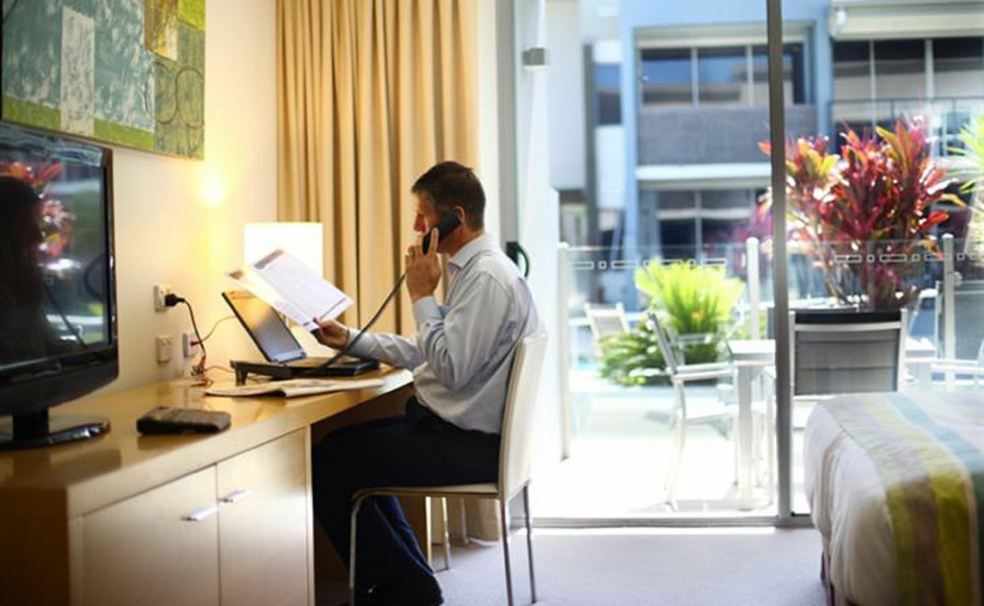 Ramada By Wyndham Hervey Bay Exterior foto A business traveller working in a hotel room